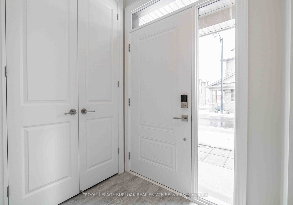 2184-postmaster-drive-oakville-ontario-w12544646