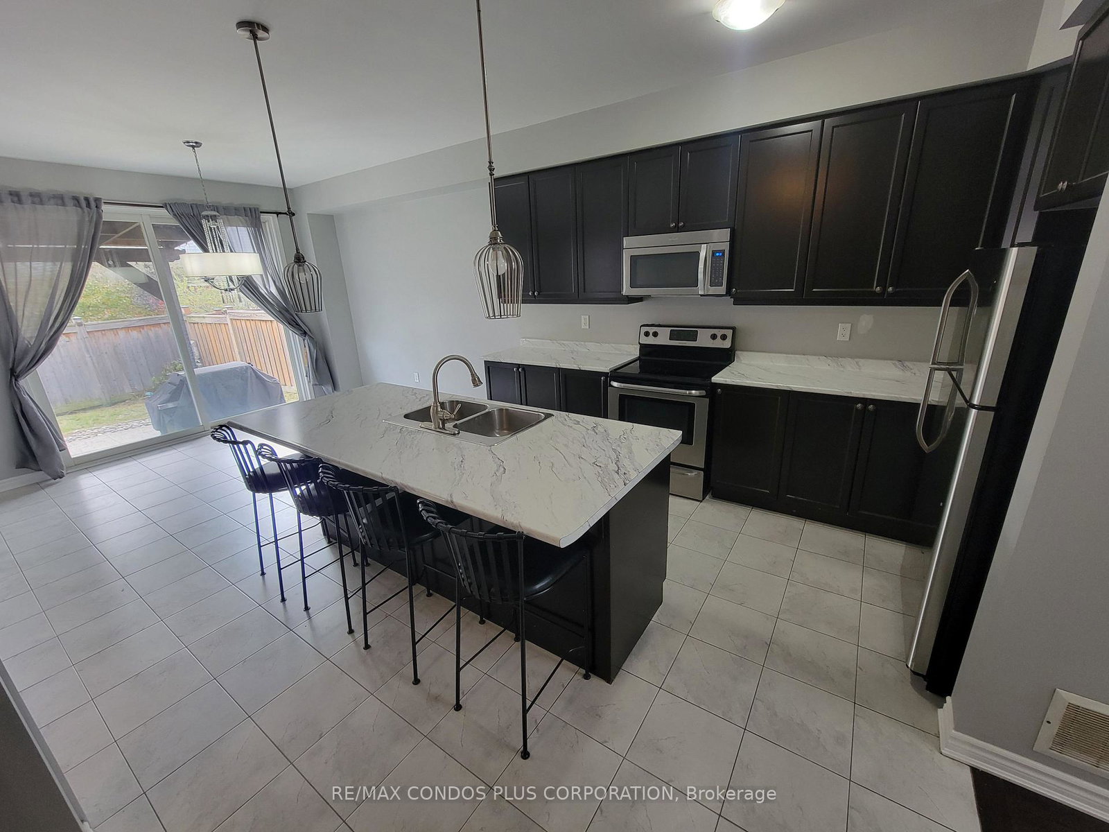 1542-tough-gate-milton-ontario-w12557176