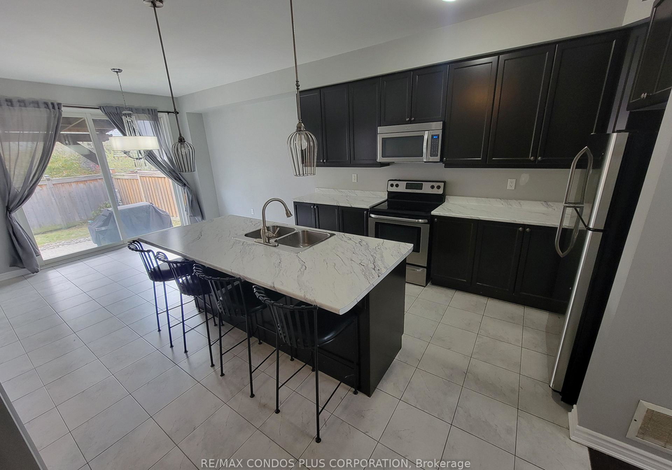 1542-tough-gate-milton-ontario-w12557176