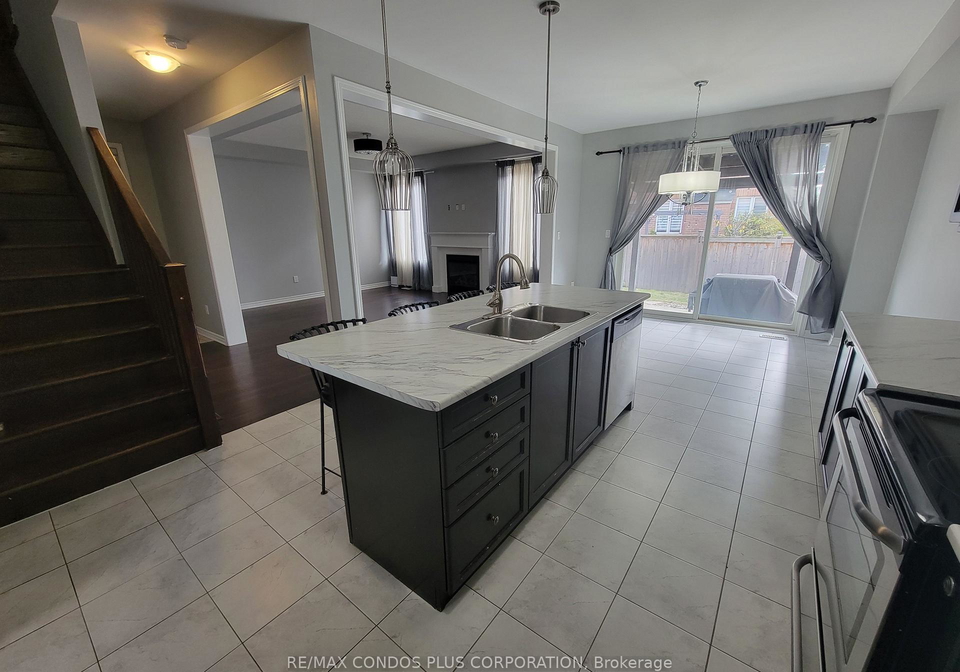 1542-tough-gate-milton-ontario-w12557176