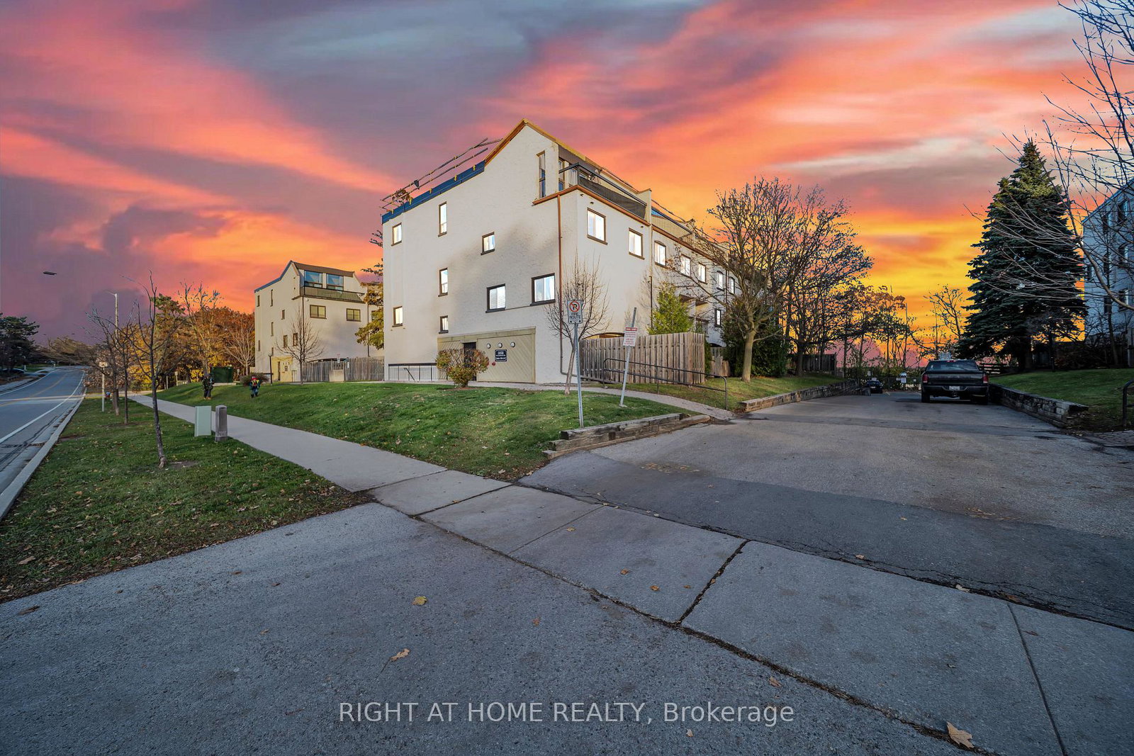 1058-falgarwood-drive-oakville-ontario-w12557428