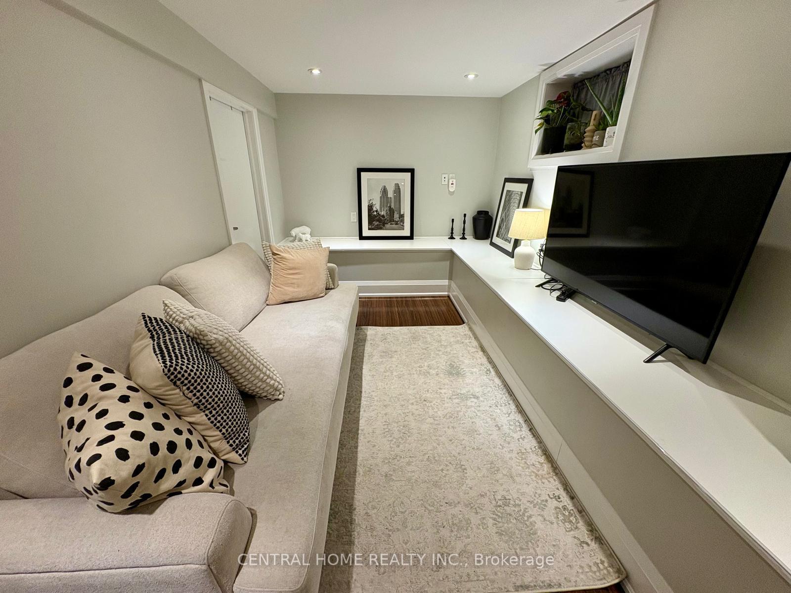 912-royal-york-road-etobicoke-ontario-w12572330