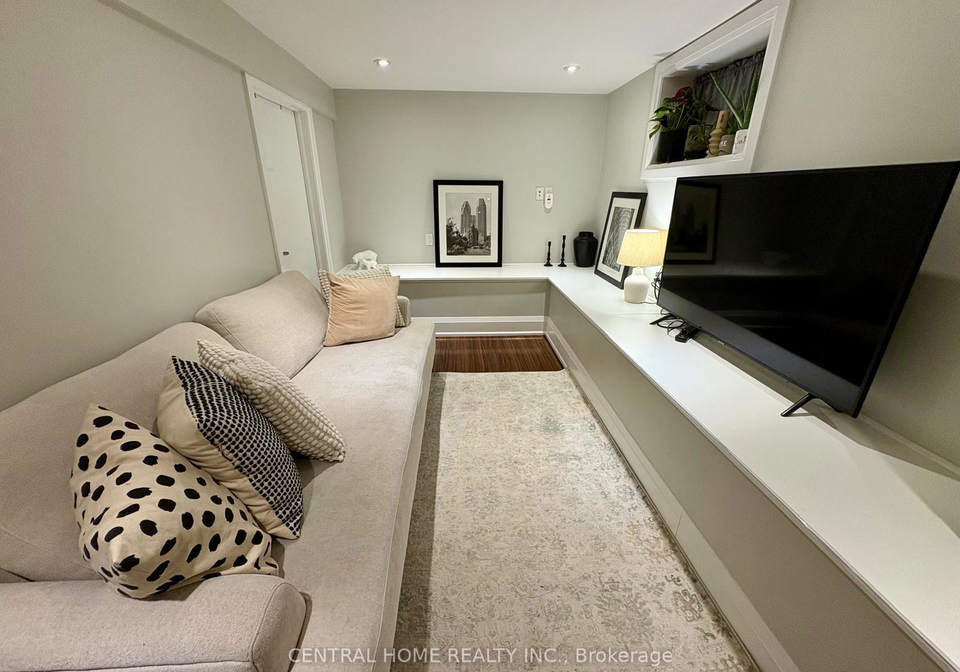 912-royal-york-road-etobicoke-ontario-w12572330
