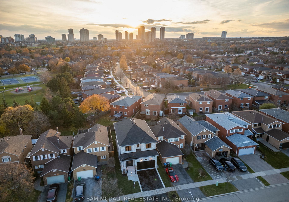 4584-full-moon-circle-mississauga-ontario-w12573820