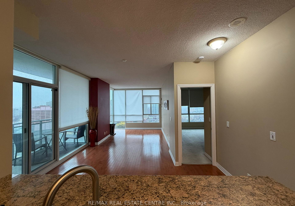 220-burnhamthorpe-road-w-mississauga-ontario-w12583138
