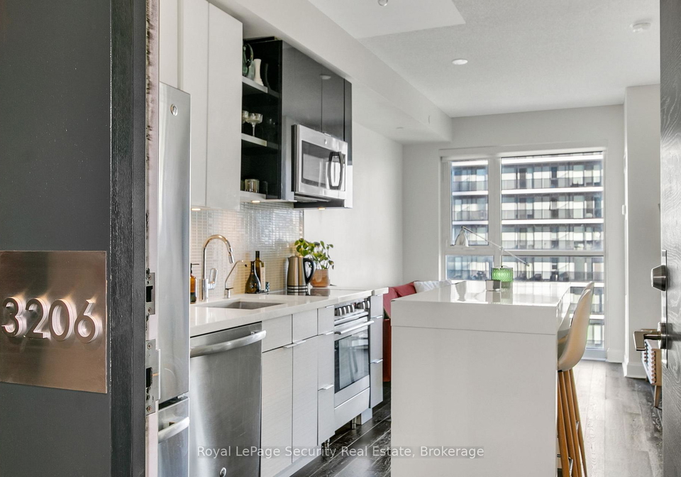 33-shore-breeze-drive-etobicoke-ontario-w12613386