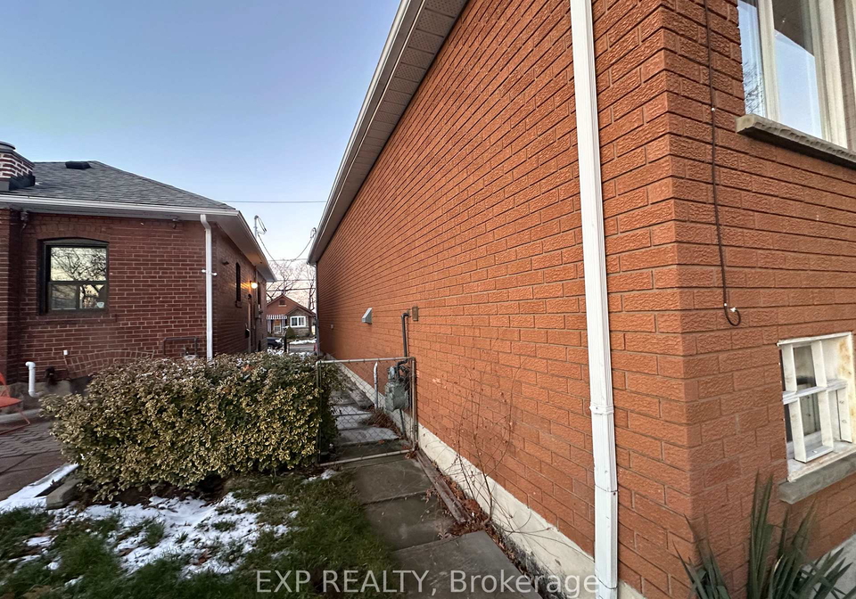 27-venn-crescent-toronto-ontario-w12643092