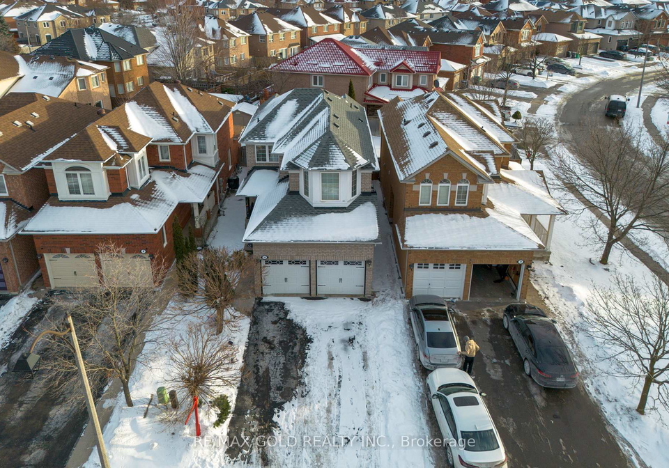 10-narrow-valley-crescent-brampton-ontario-w12658132