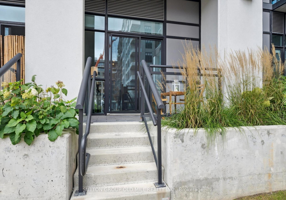 25-neighbourhood-lane-etobicoke-ontario-w12680648