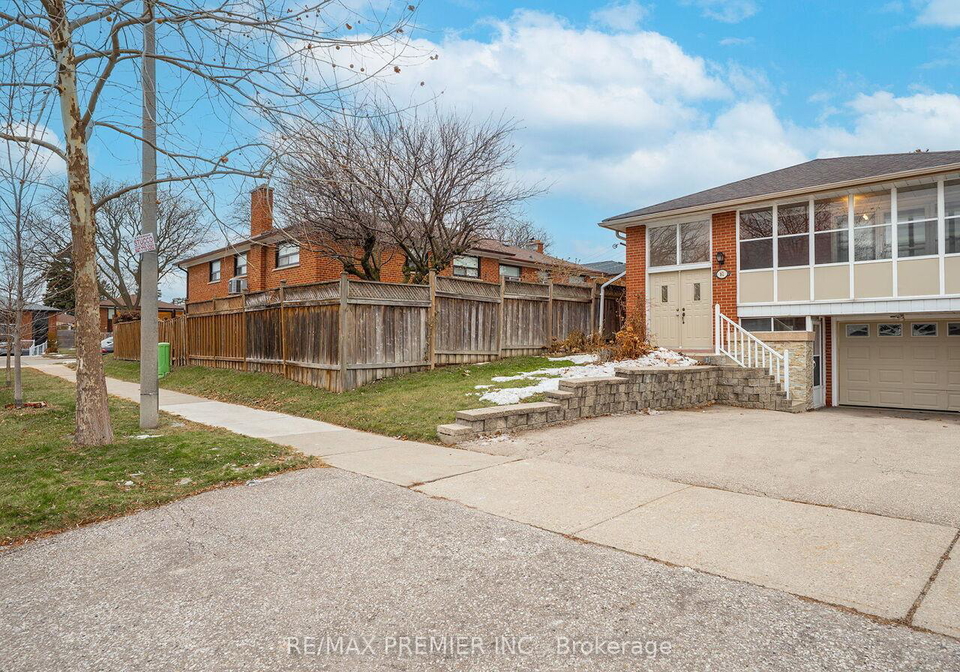 61-rockbank-crescent-york-ontario-w12688710