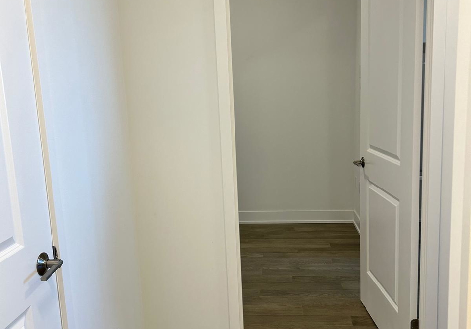 202-burnhamthorpe-road-e-mississauga-ontario-w12693538