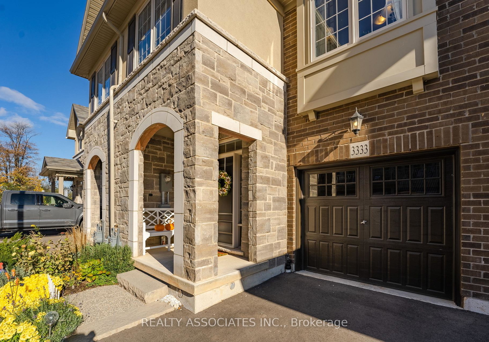 3333-mockingbird-common-oakville-ontario-w12699812