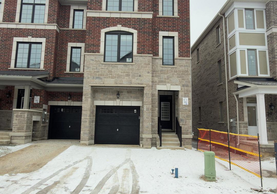 41-yellow-rail-crescent-brampton-ontario-w12705276