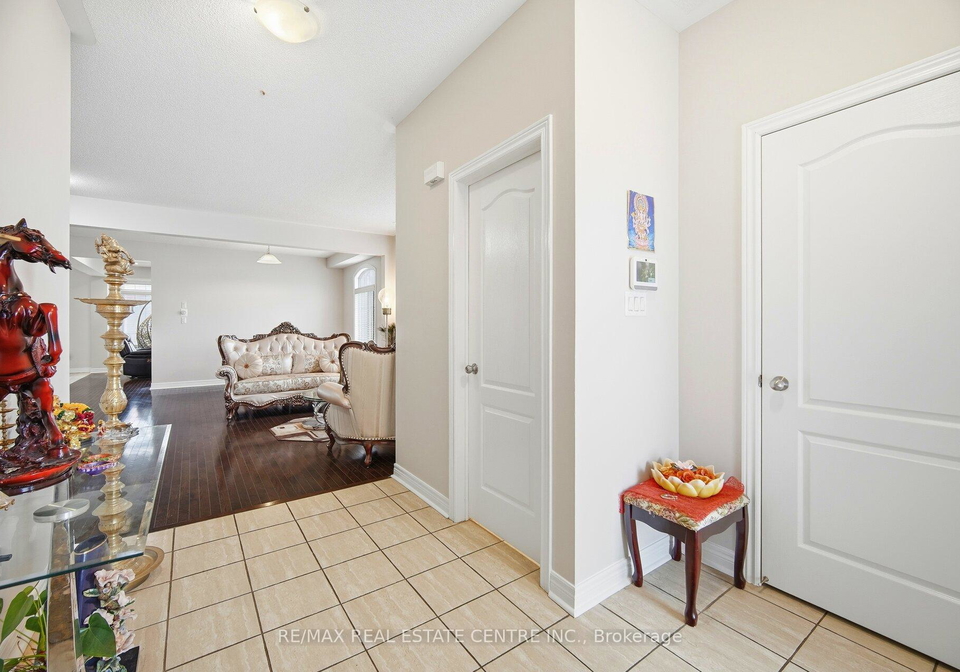 38-lightcatcher-circle-brampton-ontario-w12716404