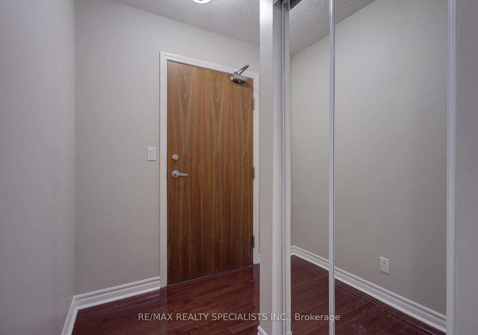 1-elm-drive-w-mississauga-ontario-w12740382