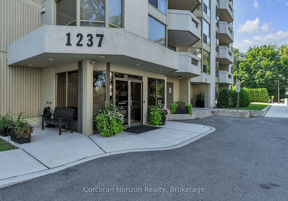 1237-north-shore-boulevard-e-burlington-ontario-w12752232