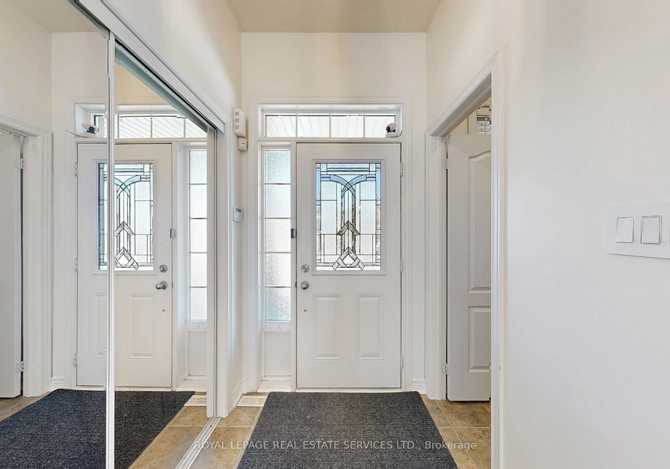 24-accent-circle-brampton-ontario-w12766926