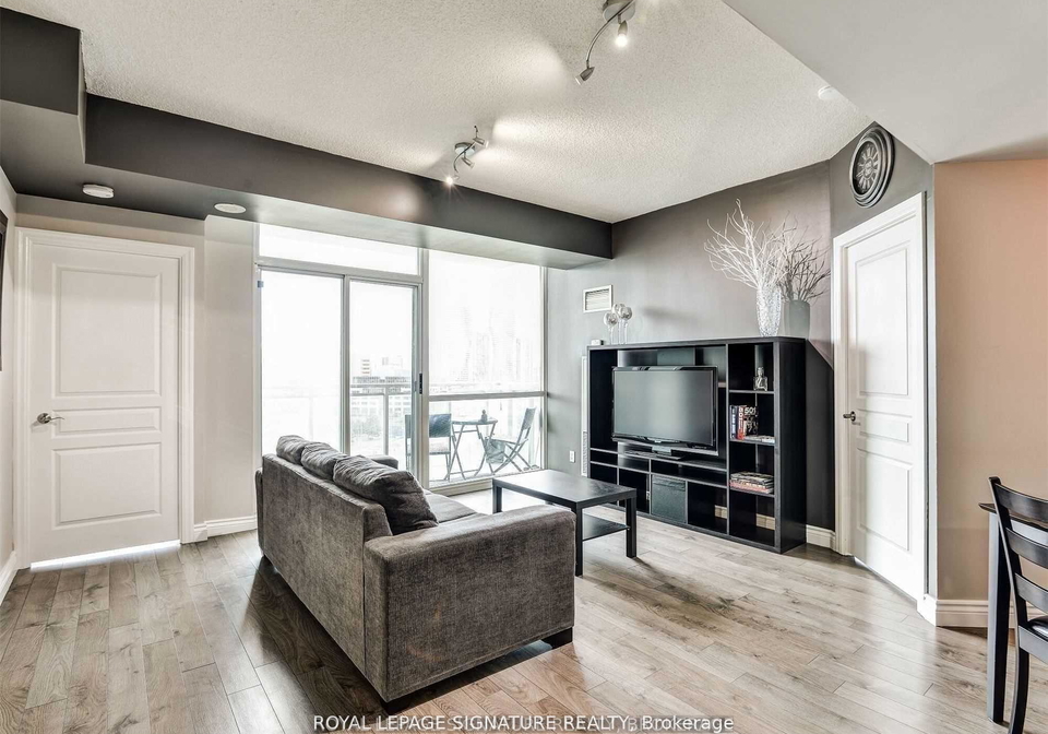220-burnhamthorpe-road-mississauga-ontario-w12779526