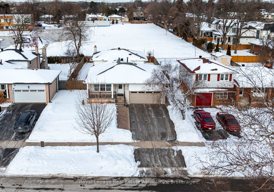 1221-wood-place-oakville-ontario-w12783702