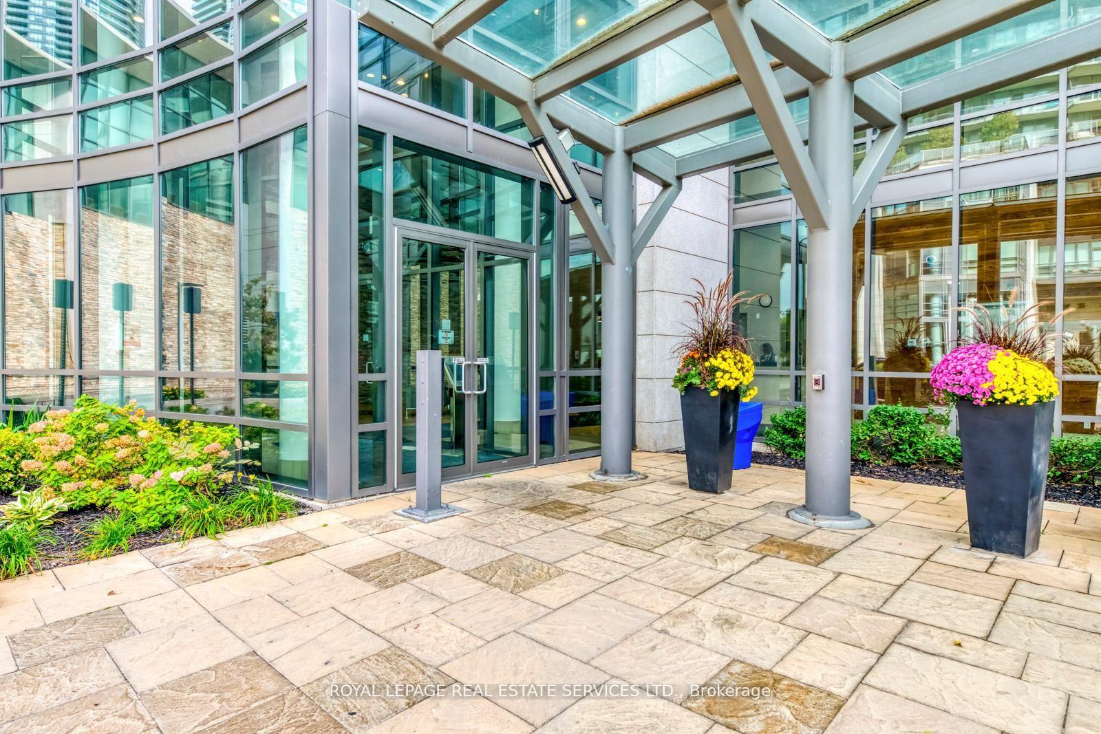 2240-lake-shore-boulevard-w-etobicoke-ontario-w12786184