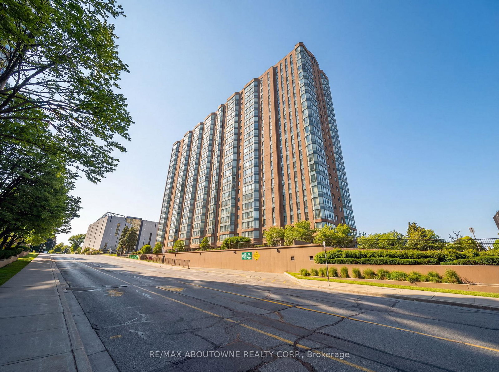 115-hillcrest-avenue-mississauga-ontario-w12840080