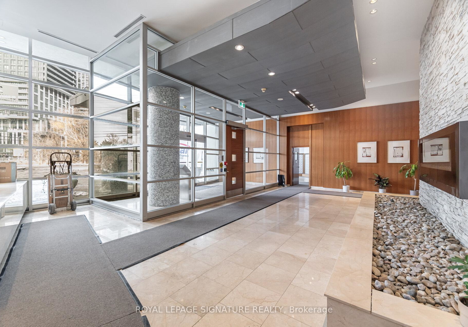 220-burnhamthorpe-road-w-mississauga-ontario-w12851130