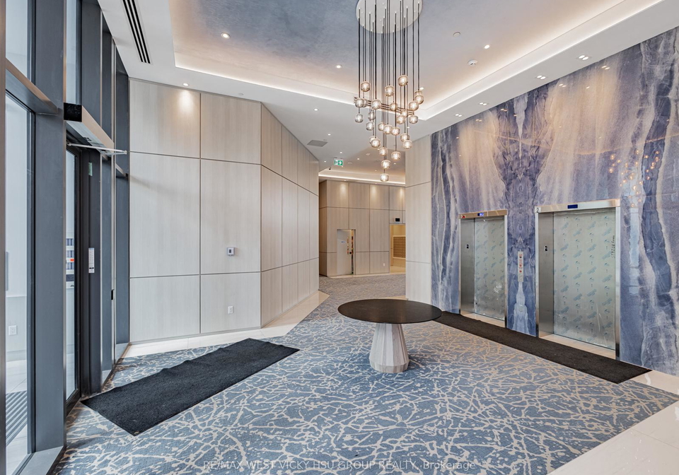 1063-douglas-mccurdy-comm-circle-mississauga-ontario-w12854768