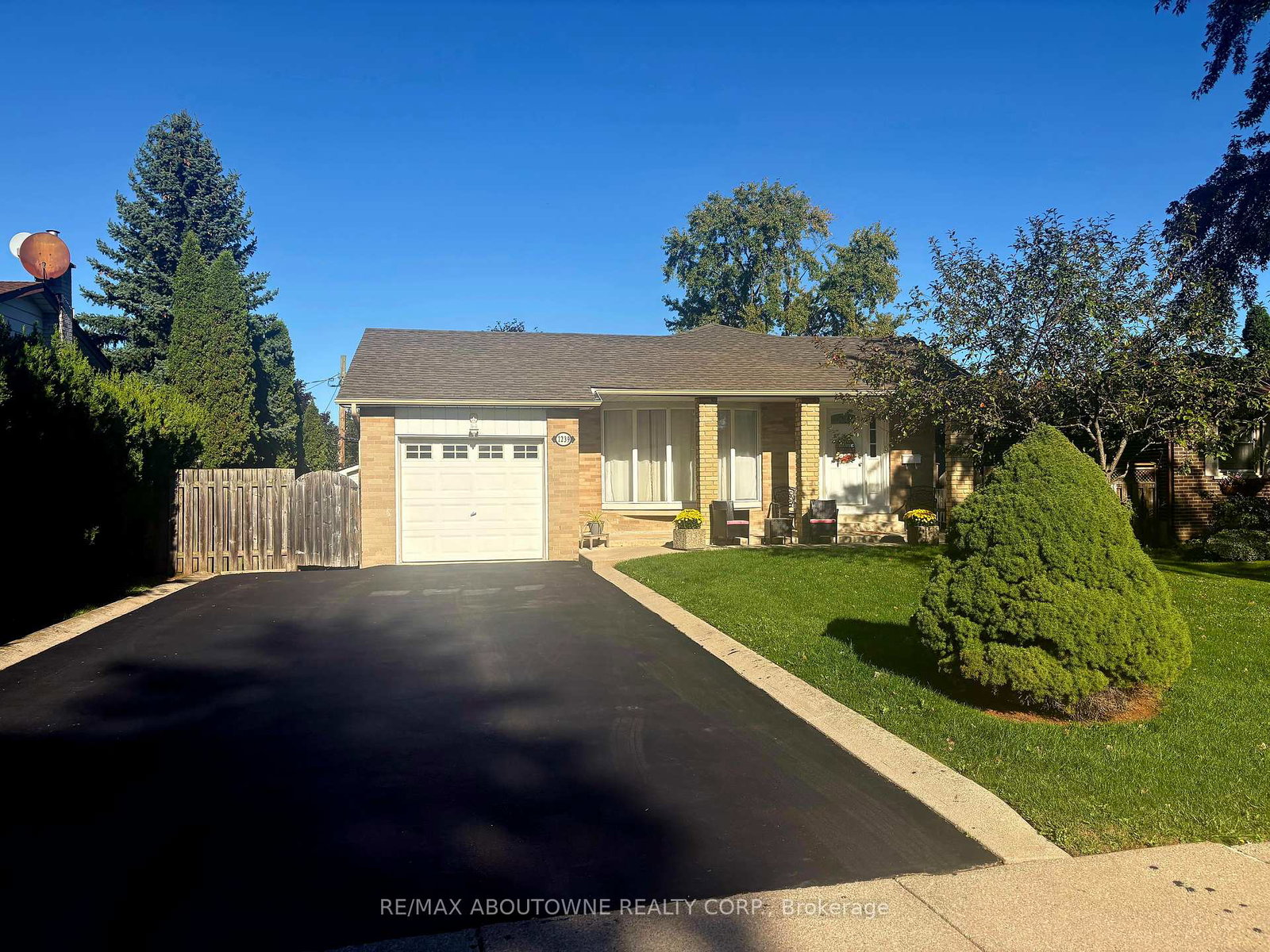 1239-montclair-drive-oakville-ontario-w12870434