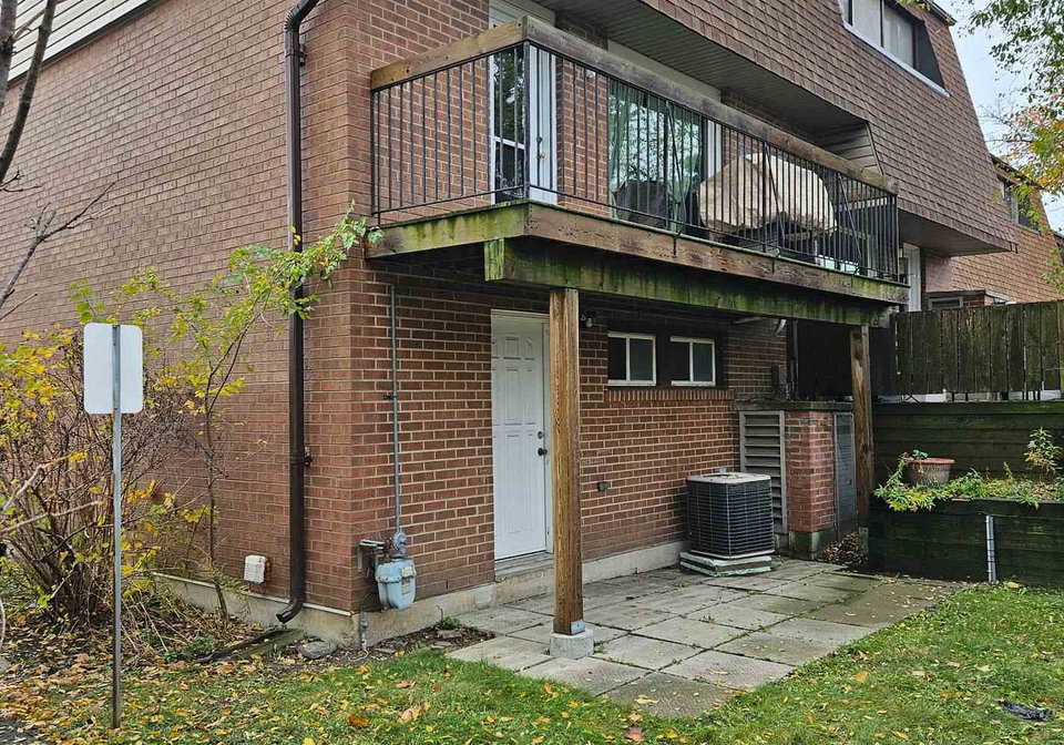 1051-cedarglen-gate-mississauga-ontario-w12878394