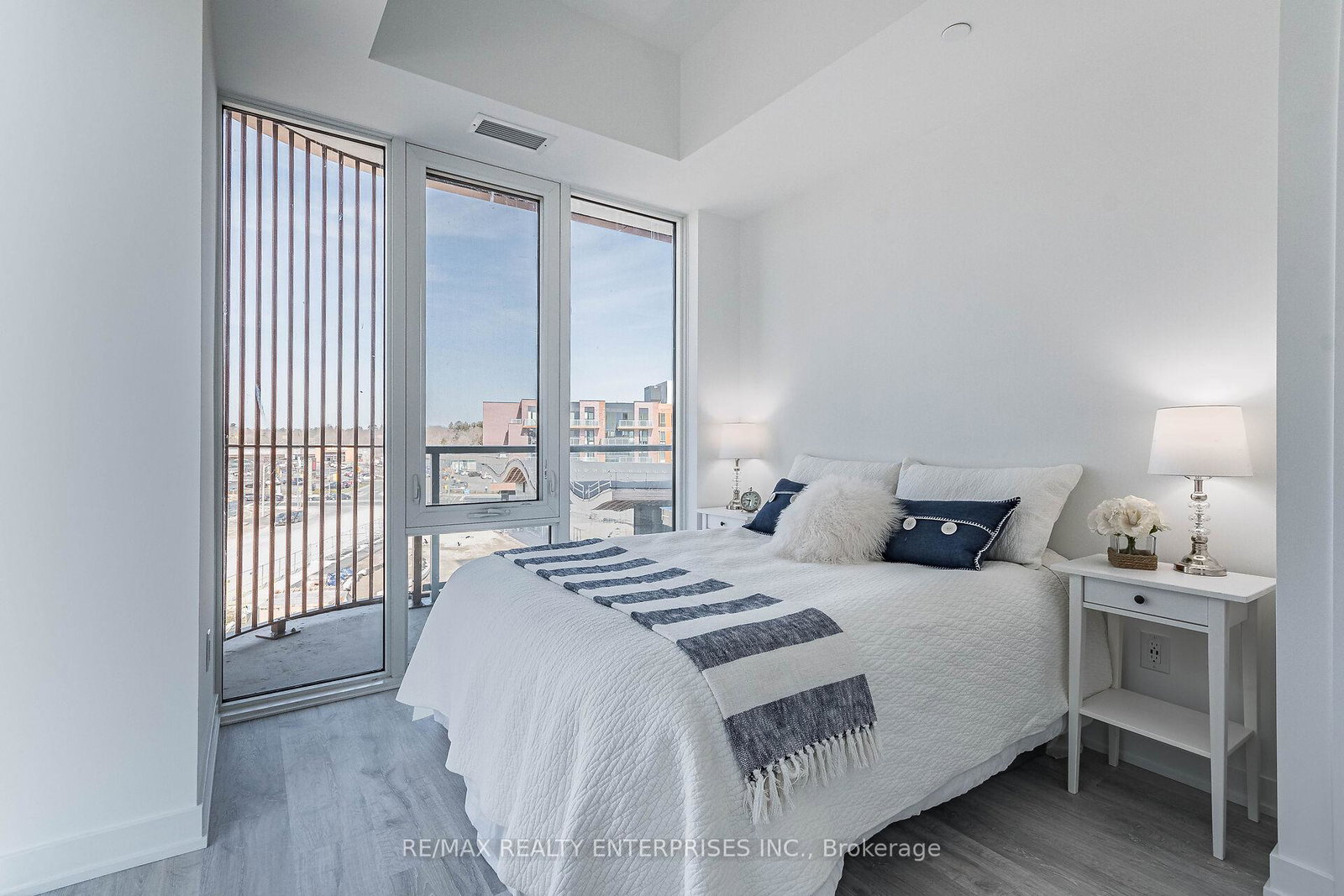 220-missinnihe-way-mississauga-ontario-w12894722