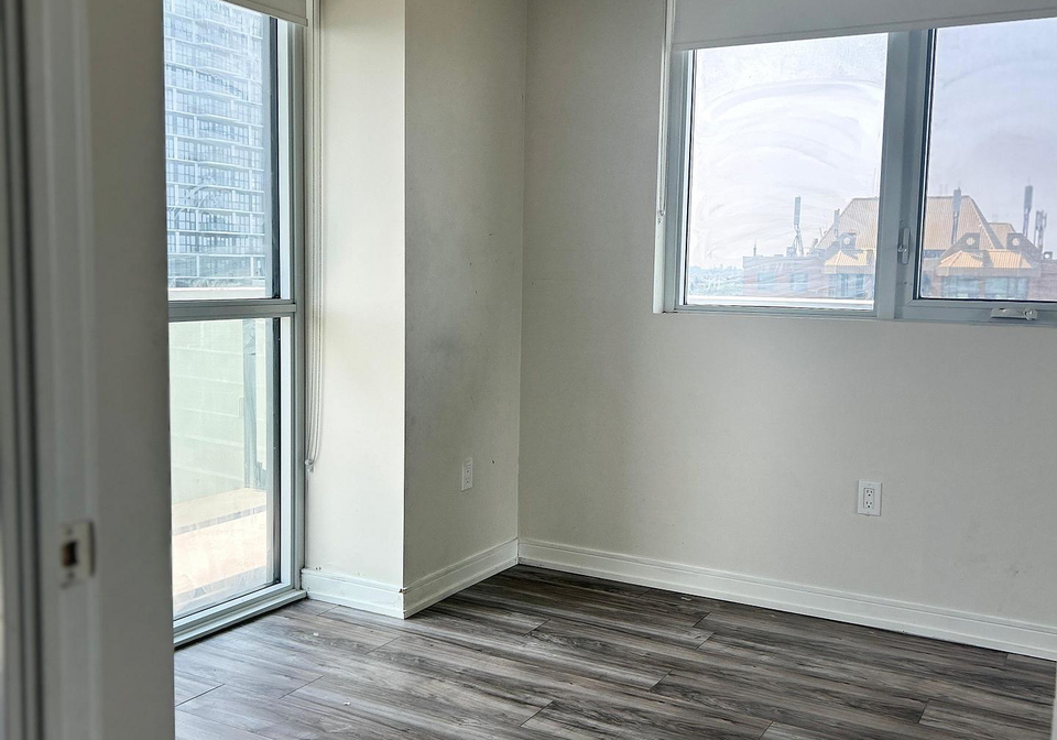 8-nahani-way-mississauga-ontario-w12901604