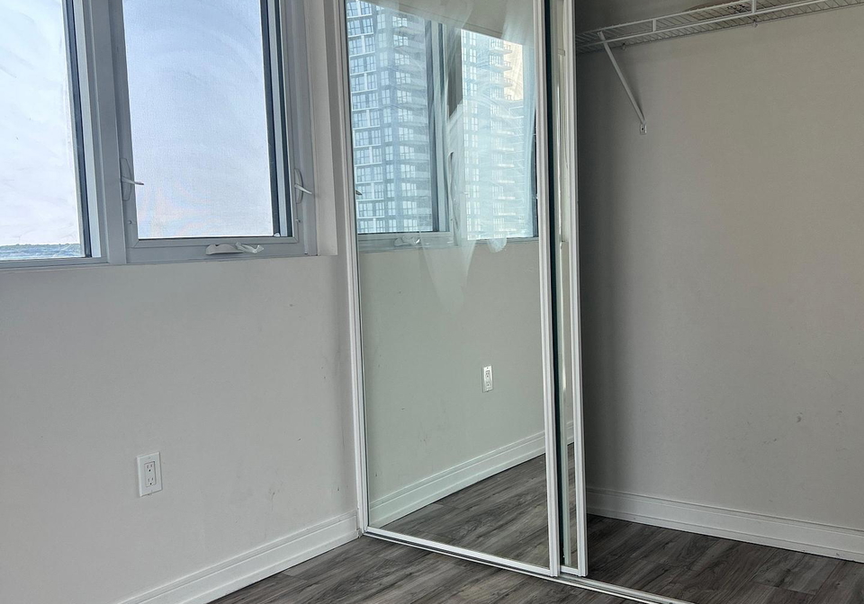 8-nahani-way-mississauga-ontario-w12901604