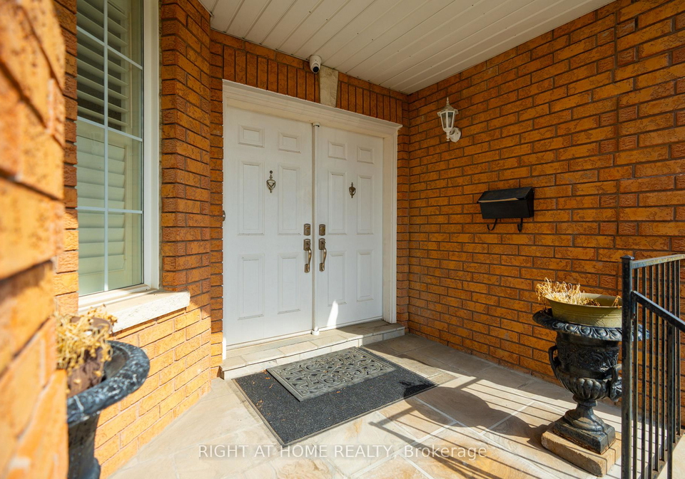 284-maple-leaf-drive-north-york-ontario-w12920302