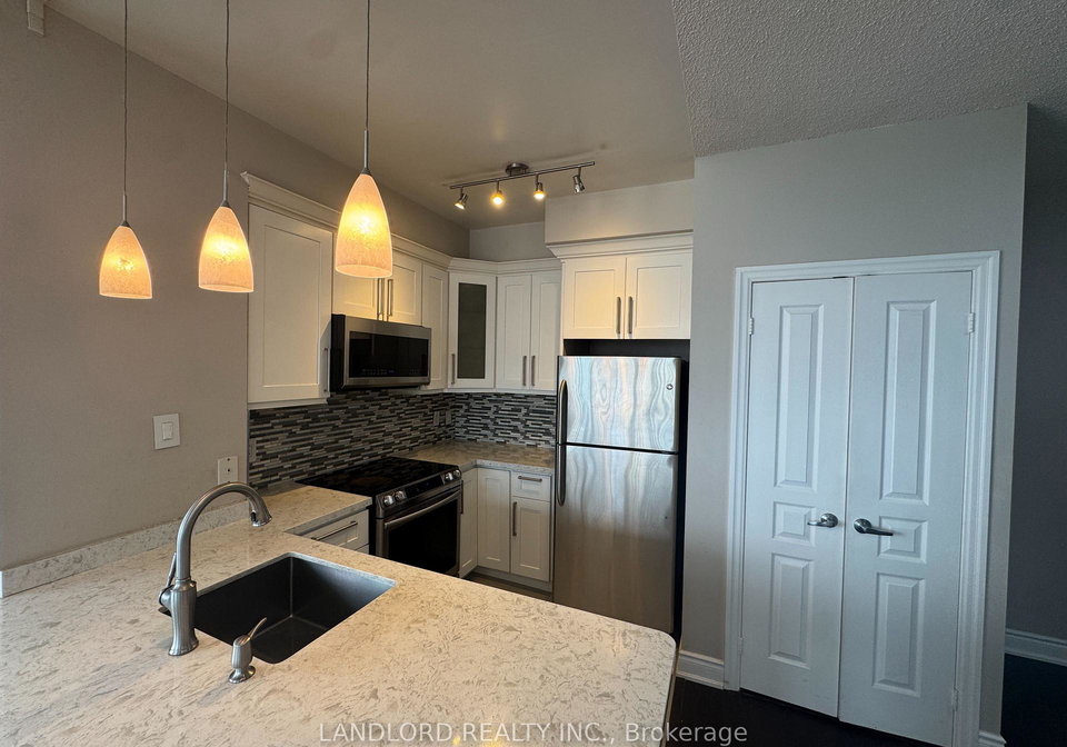 220-burhamthorpe-road-w-mississauga-ontario-w12939018