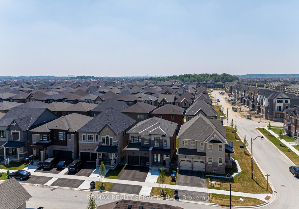 40-icon-street-brampton-ontario-w12958942
