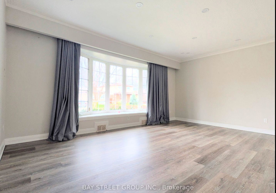 8-storey-crescent-etobicoke-ontario-w12959044