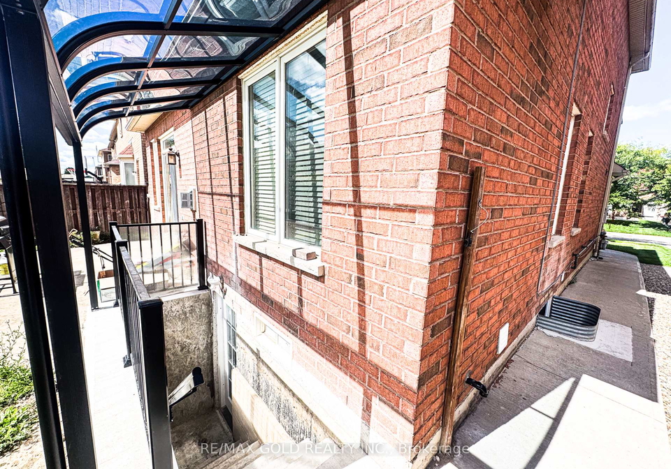 9-hybrid-street-brampton-ontario-w12966964
