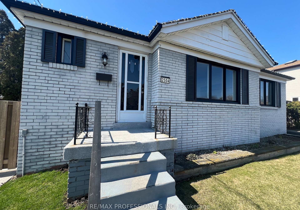 2504-donnavale-drive-mississauga-ontario-w12974148