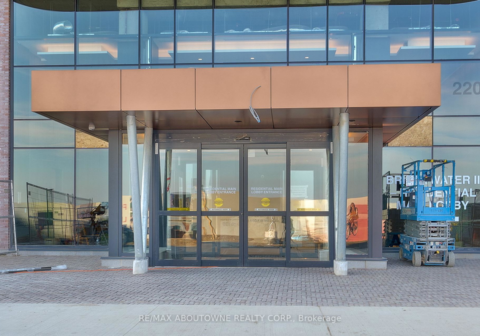 220-missinnihe-way-w-mississauga-ontario-w12986594