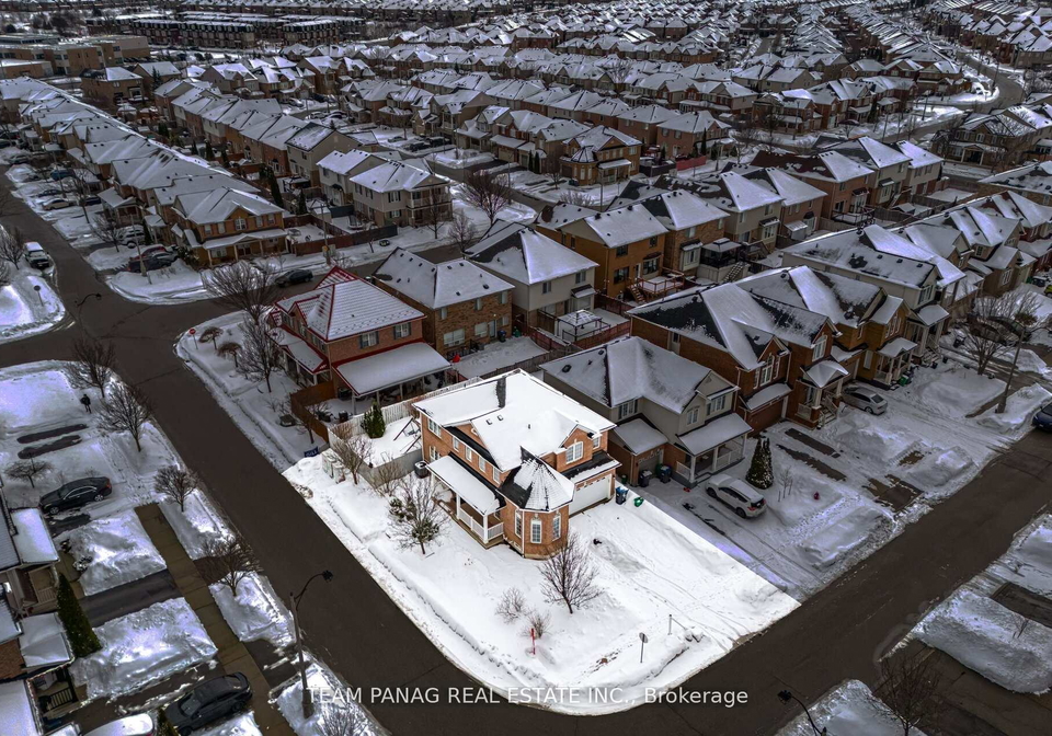 3-decker-hollow-circle-brampton-ontario-w13001144