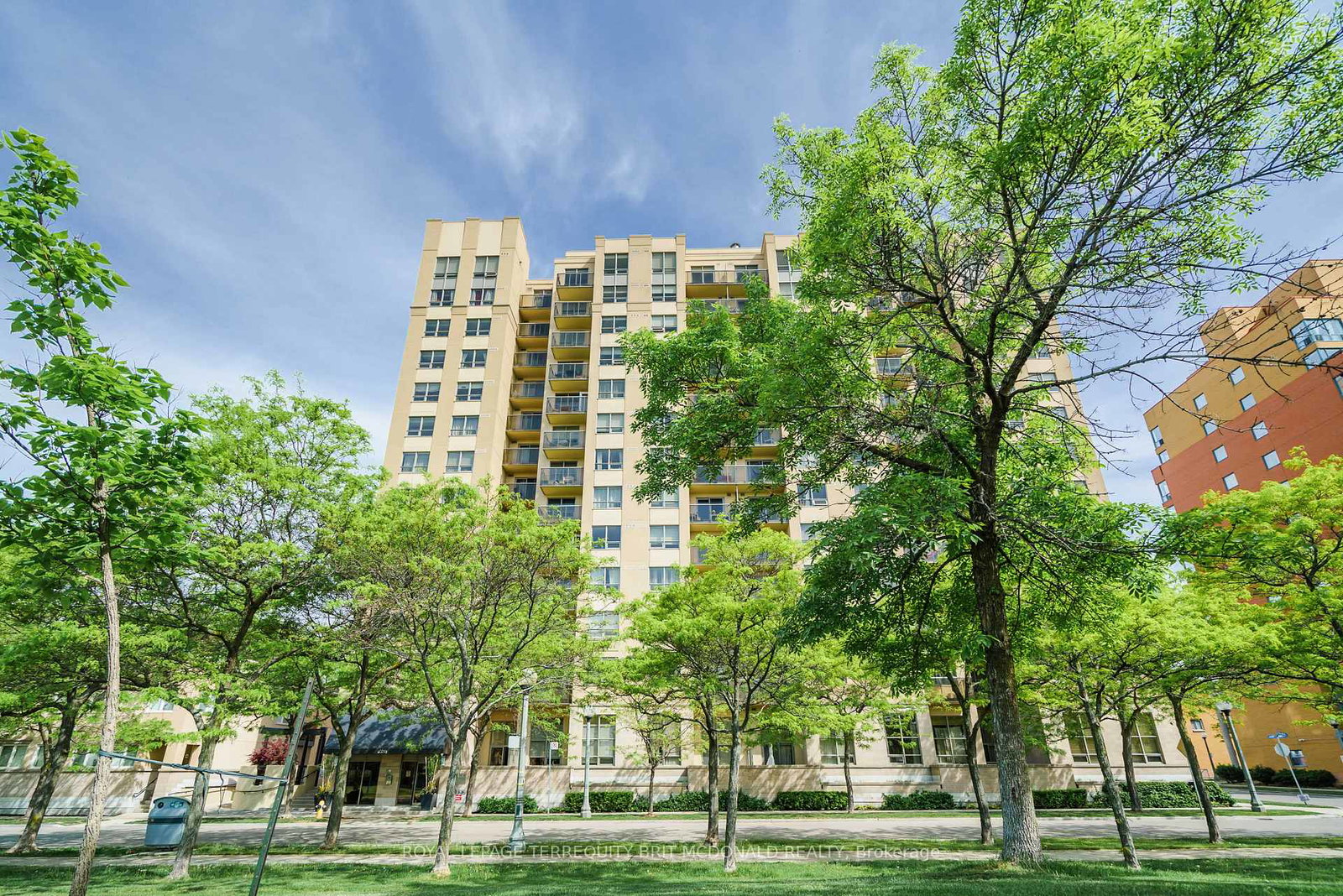 4-elsinore-path-etobicoke-ontario-w13010994