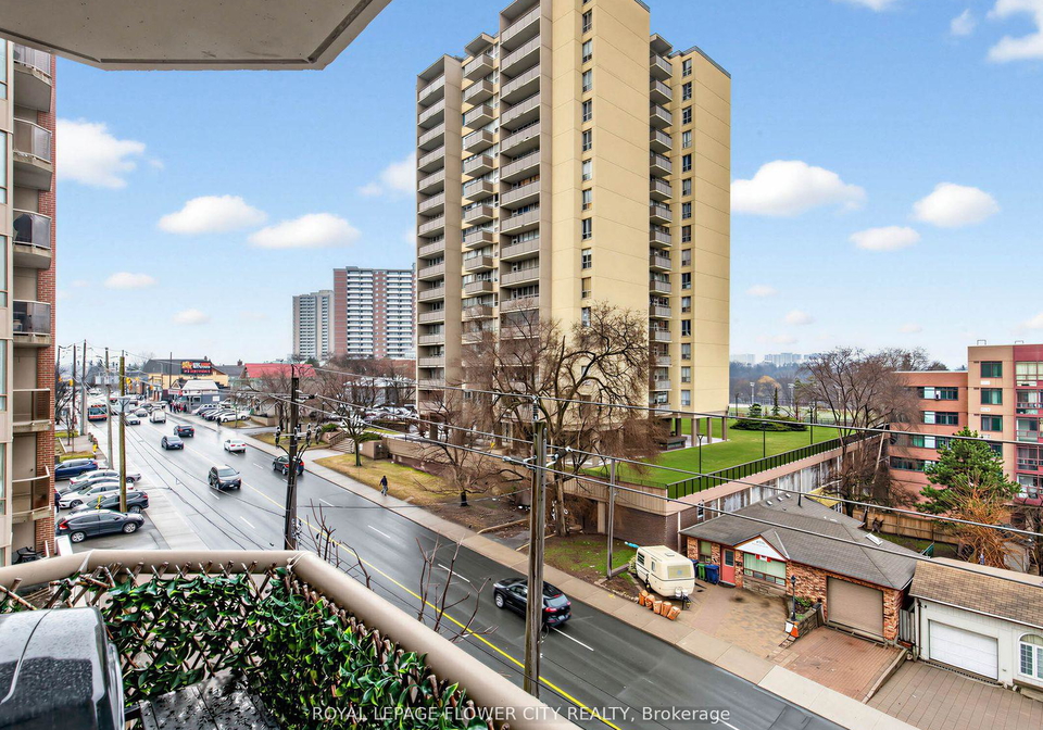 2088-lawrence-avenue-w-north-york-ontario-w13017668