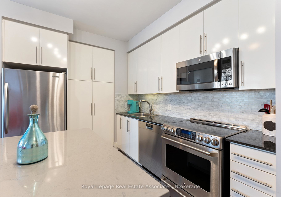 330-burnhamthorpe-road-w-mississauga-ontario-w13020940