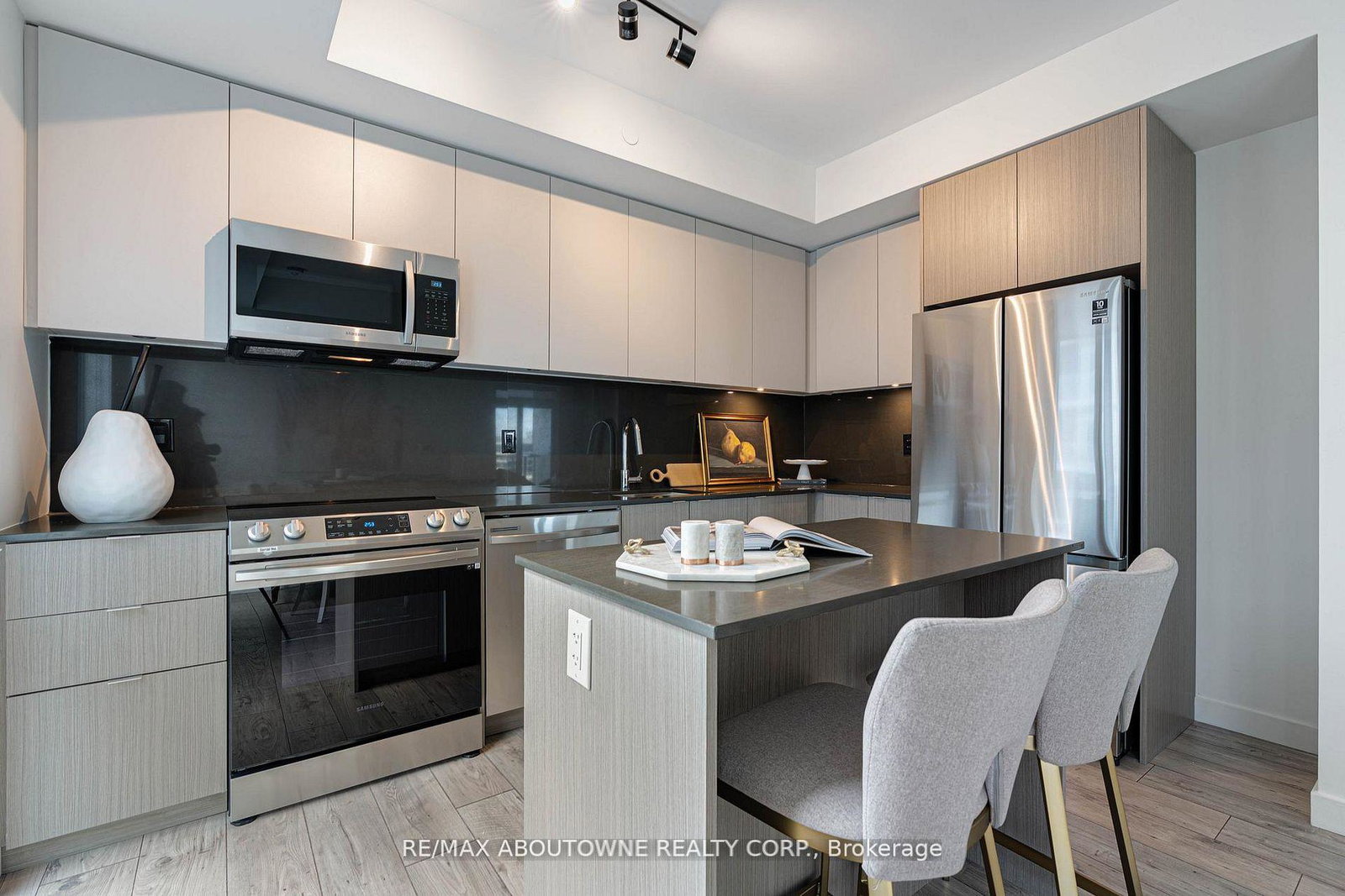 125-bronte-road-oakville-ontario-w13021714