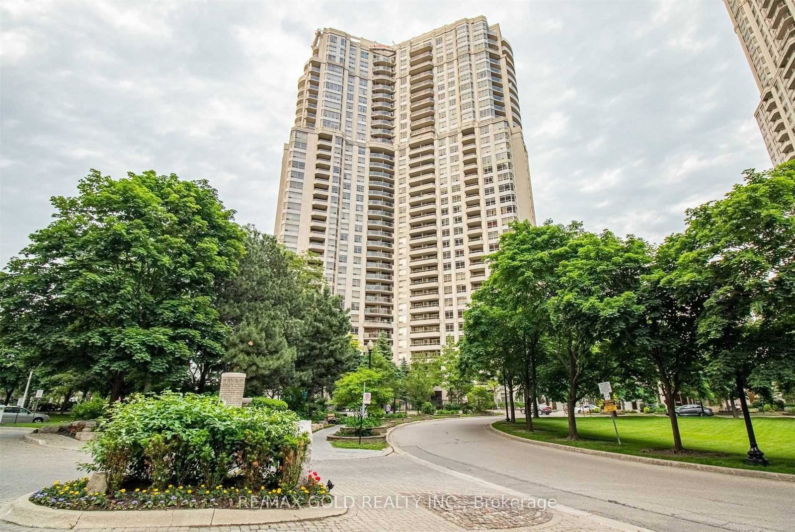 35-kingsbridge-garden-circle-mississauga-ontario-w13026438