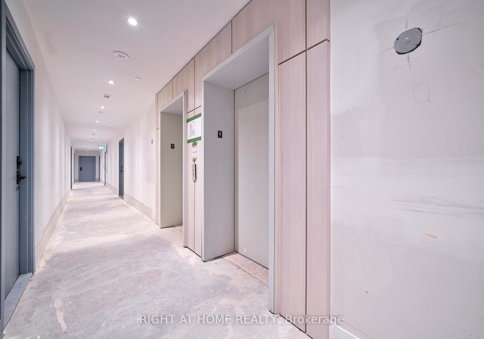 1063-douglas-mccurdy-comm-circle-mississauga-ontario-w13026888