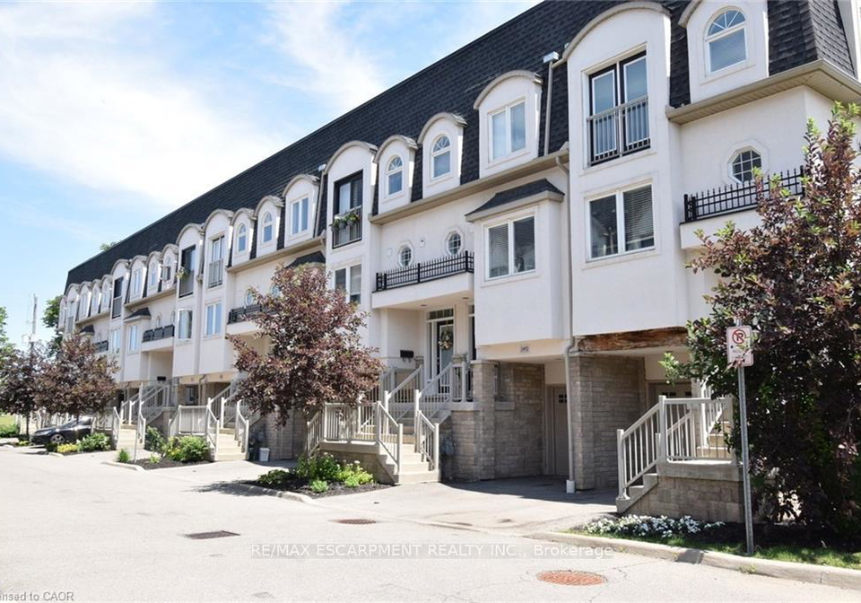 2458-scholars-common-burlington-ontario-w13030668