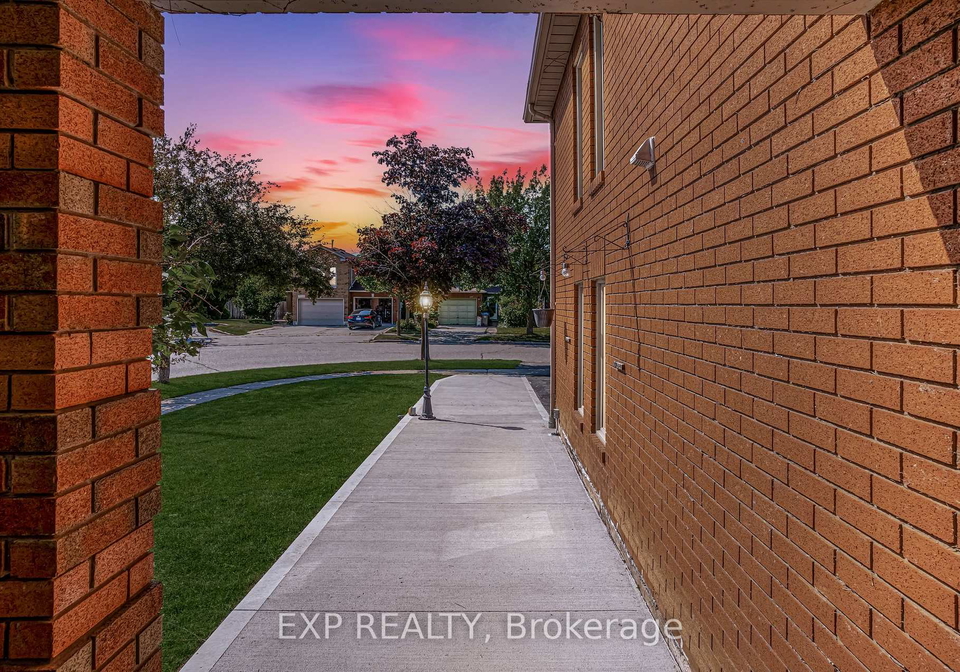 3283-bobwhite-mews-mississauga-ontario-w13035798