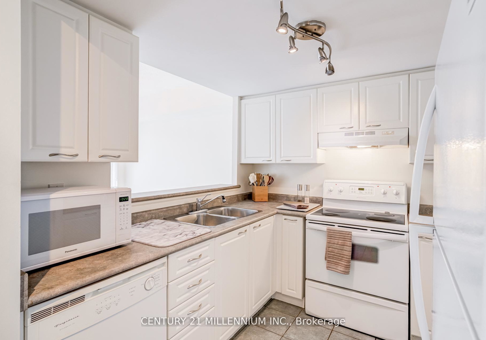 1000-cedarglen-gate-mississauga-ontario-w13037684