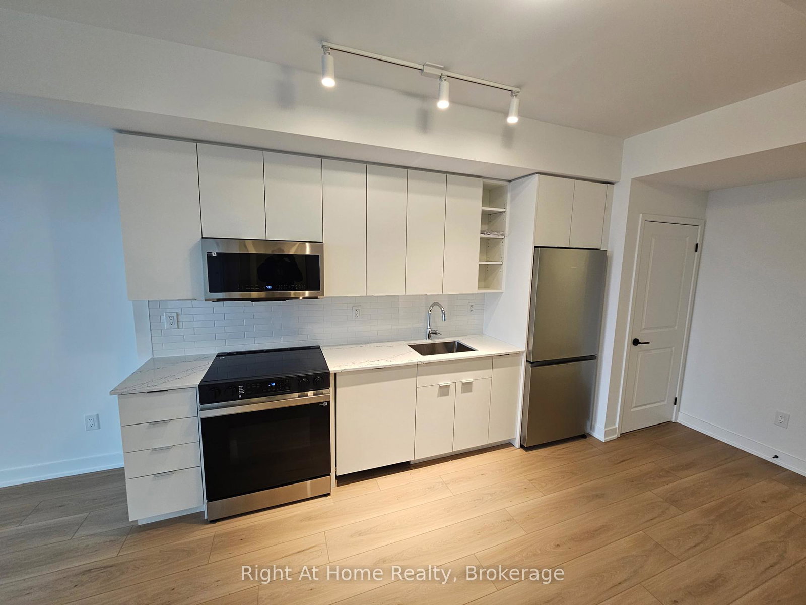 2075-lakeshore-road-burlington-ontario-w13044292
